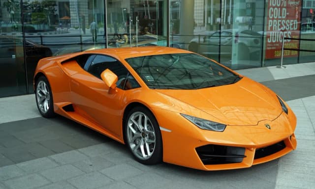 Ile kosztuje wynajem lamborghini? Sprawdź ceny i ukryte koszty