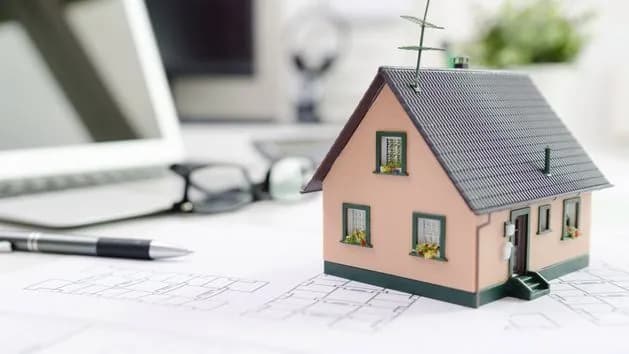 Ile kosztuje klamrowanie budynku? Poznaj ukryte koszty i czynniki