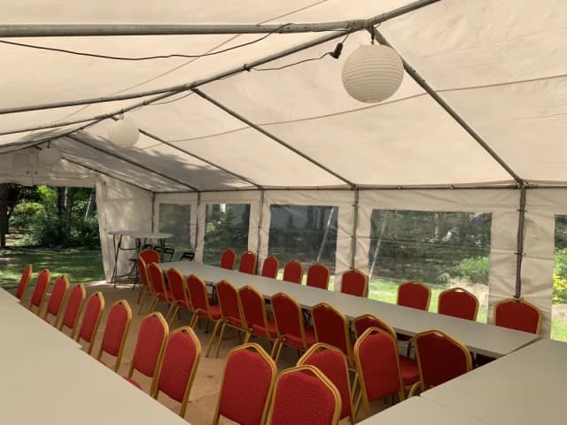 Ile kosztuje wynajem namiotu na komunie? Ceny, które zaskoczą