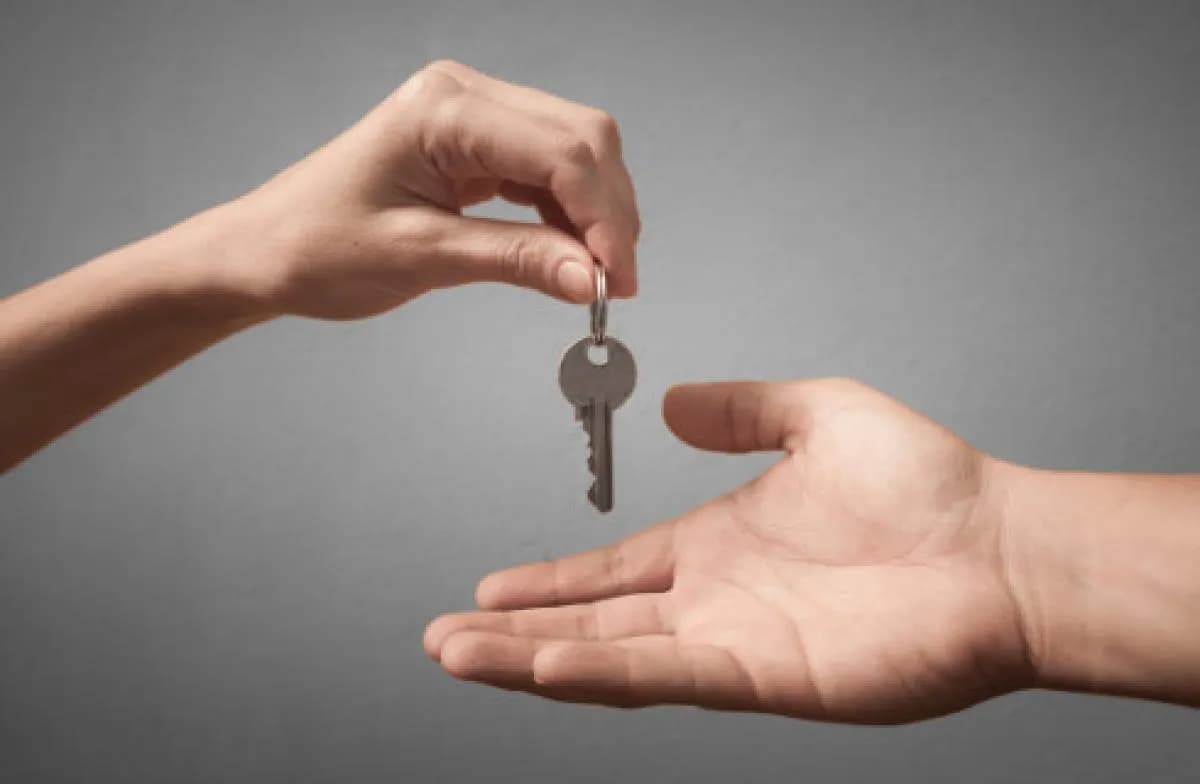 Czy sprzedaż nieruchomości trzeba zgłosić do urzędu skarbowego? Uniknij kar!