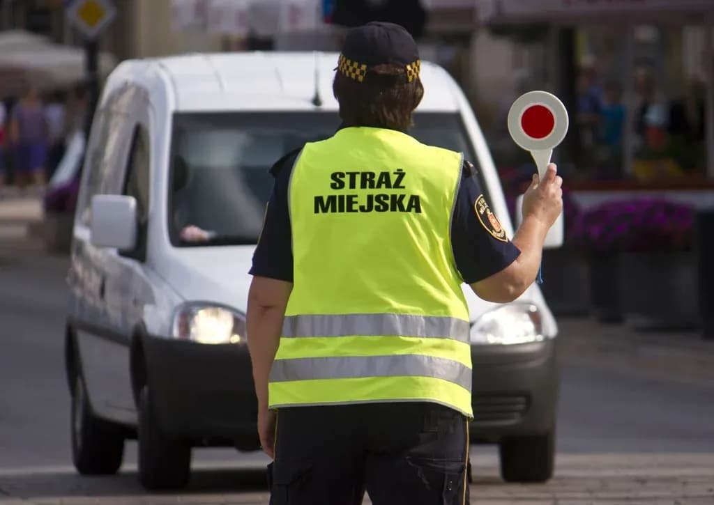 Czy straż miejska może wystawić mandat za parkowanie na osiedlu? Sprawdź zasady