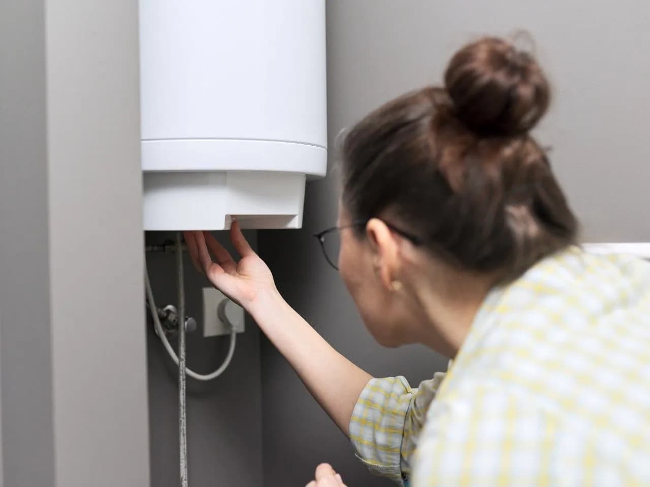 Przepływowy podgrzewacz wody czy bojler elektryczny – co wybrać, aby zaoszczędzić?