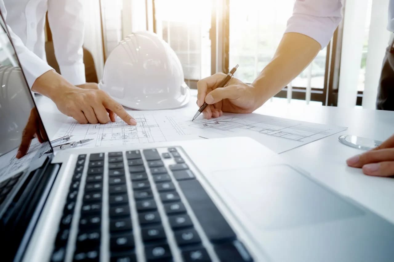 Kto może wykonać przegląd roczny budynku? Sprawdź wymagane kwalifikacje